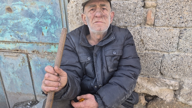 Metruk evde yalnız yaşayan yaşlı adam yaşam mücadelesi veriyor
Celal Ağır: "Ayağım yüzünden bakkala bile gidemiyorum"