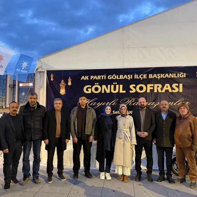 Gölbaşı'nda kurulan iftar çadırında vatandaşlar bir araya geliyor