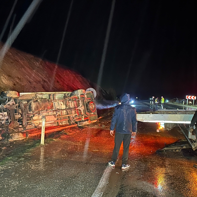 Uşak'ta şarampole devrilen işçi servisindeki 17 kişi yaralandı