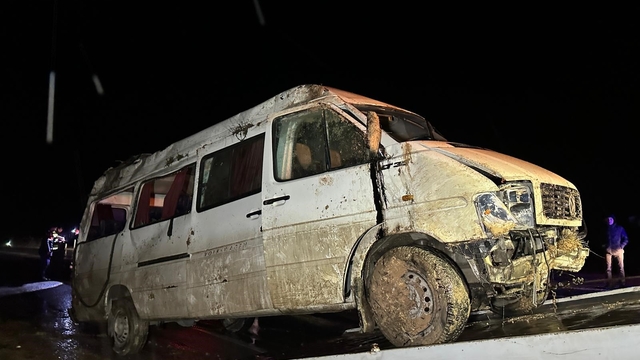 İşçi servisi şarampole devrildi: 17 yaralı