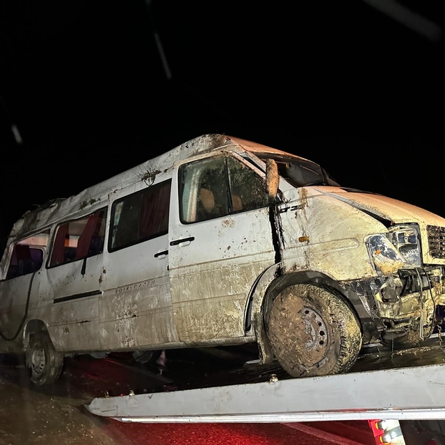 İşçi servisi şarampole devrildi: 17 yaralı