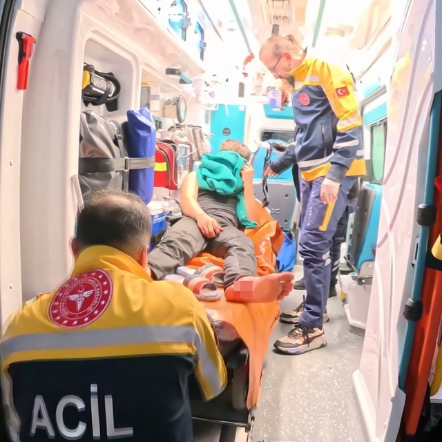 Arkadaşların bıçaklı kavgası kanlı bitti: 1 yaralı