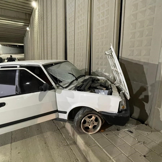 Karaman'da kontrolden çıkan otomobil alt geçidin duvarına çarptı