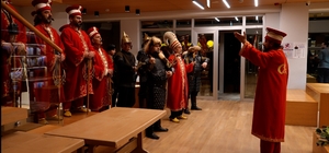 Öğrenciler marşla girdi, mehterle karşılandı
Öğrencilere mehteranlı sürpriz...