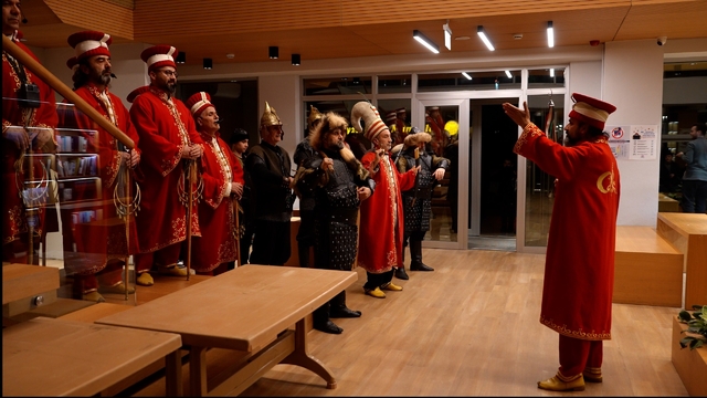 Öğrenciler marşla girdi, mehterle karşılandı
Öğrencilere mehteranlı sürpriz
Kütüphanede gençlere mehterli karşılama