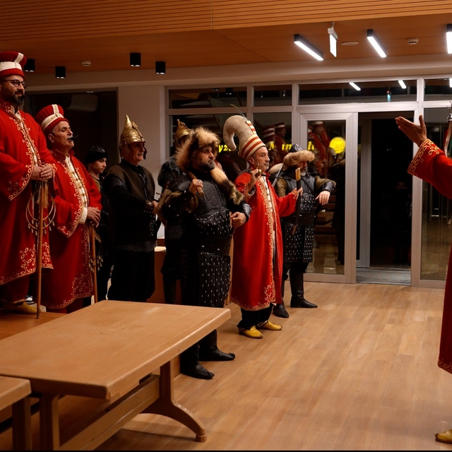 Öğrenciler marşla girdi, mehterle karşılandı
Öğrencilere mehteranlı sürpriz...