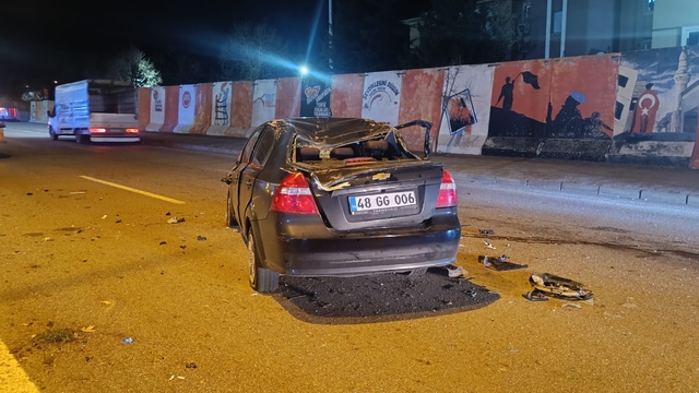 Bingöl'de otomobil refüje çarpıp takla attı: 2 yaralı