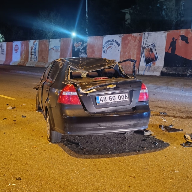 Bingöl'de otomobil refüje çarpıp takla attı: 2 yaralı