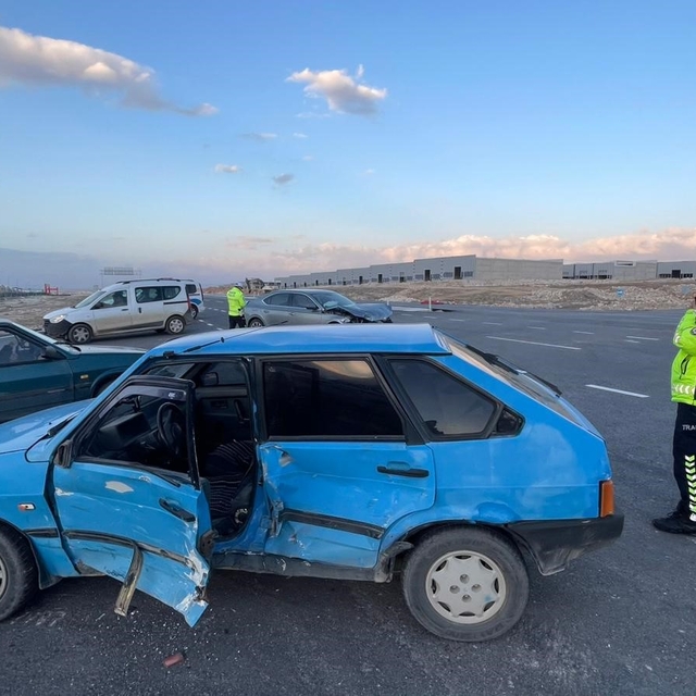 Karaman'da otomobiller çarpıştı: 2 yaralı