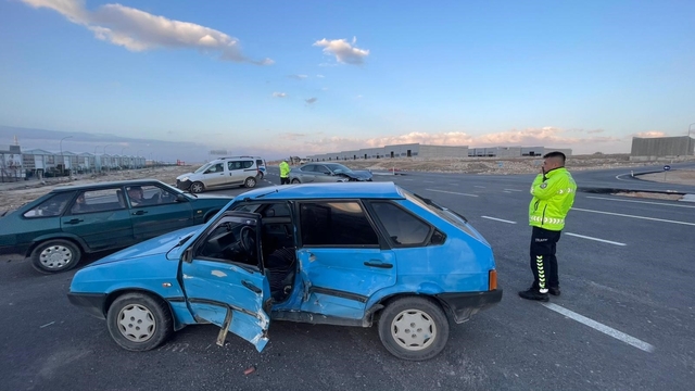 Karaman'da otomobiller çarpıştı: 2 yaralı