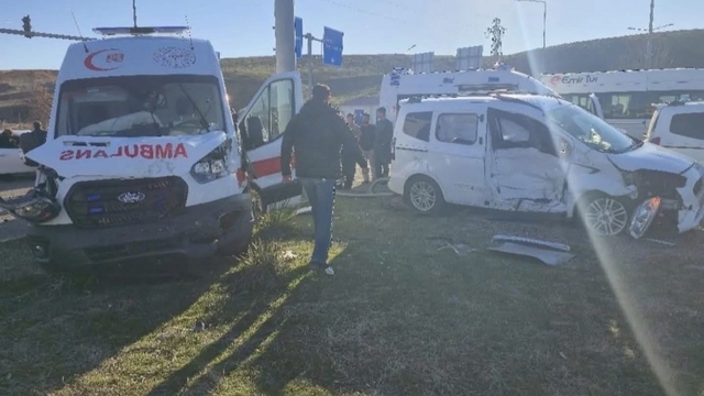 Bingöl'de ambulans ile hafif ticari araç çarpıştı: 5 yaralı