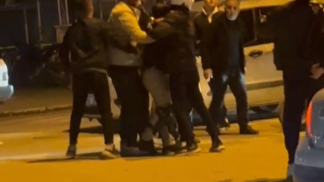 Trafikte tekmeli yumruklu kavga kamerada