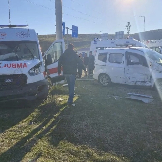 Bingöl'de ambulans ile hafif ticari araç çarpıştı: 5 yaralı