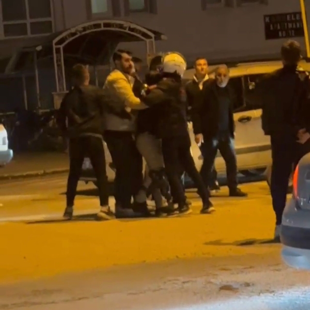 Trafikte tekmeli yumruklu kavga kamerada