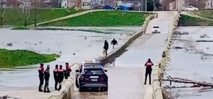 Polisi göre göre tehlikeli köprüden geçtiler: Suya düşme tehlikesi atlattıl...