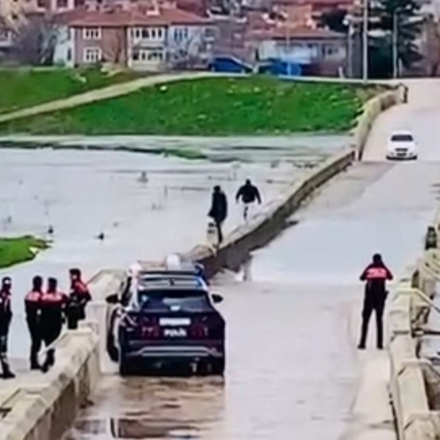 Polisi göre göre tehlikeli köprüden geçtiler: Suya düşme tehlikesi atlattıl...