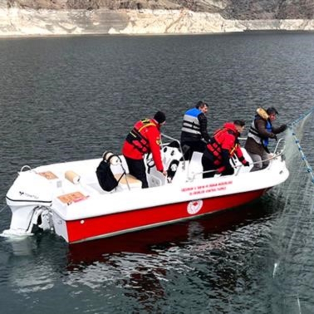 Tekne ile kaçak avcılara denetim