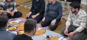 Sahur sofrasında öğrencileri yalnız bırakmadı
