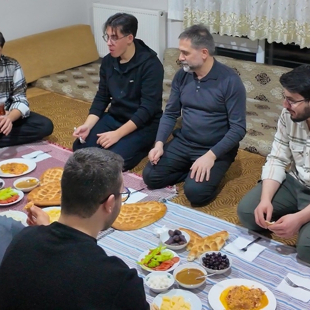 Sahur sofrasında öğrencileri yalnız bırakmadı