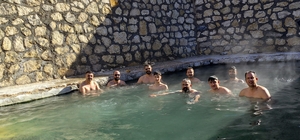 Off-road ekibi, kışın ortasında 50 derece sıcaklıktaki kaplıcada yüzdü