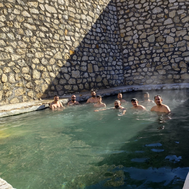 Off-road ekibi, kışın ortasında 50 derece sıcaklıktaki kaplıcada yüzdü