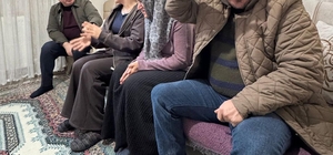 Çilem, özel gereksinimli abla ve ağabeyine hem annelik hem babalık yapıyor