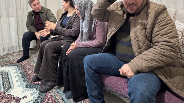 Çilem, özel gereksinimli abla ve ağabeyine hem annelik hem babalık yapıyor