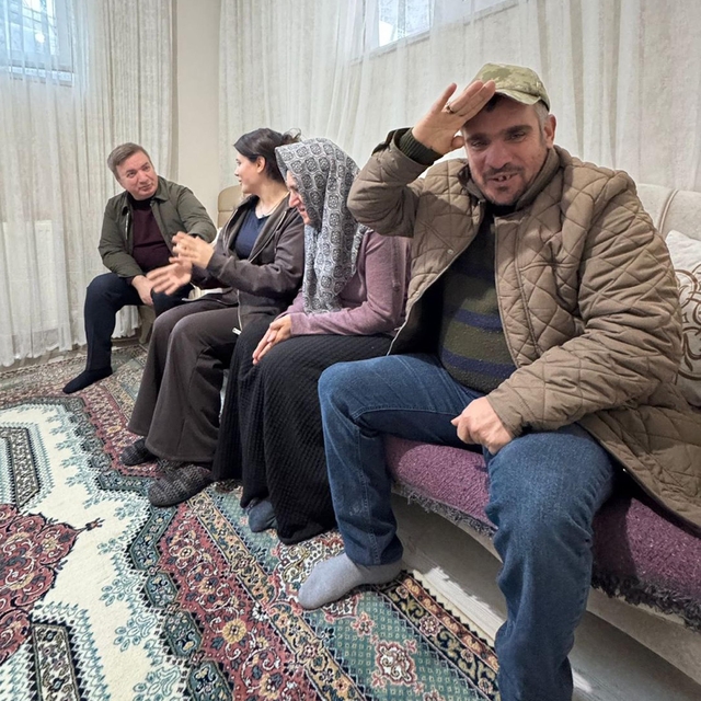 Çilem, özel gereksinimli abla ve ağabeyine hem annelik hem babalık yapıyor