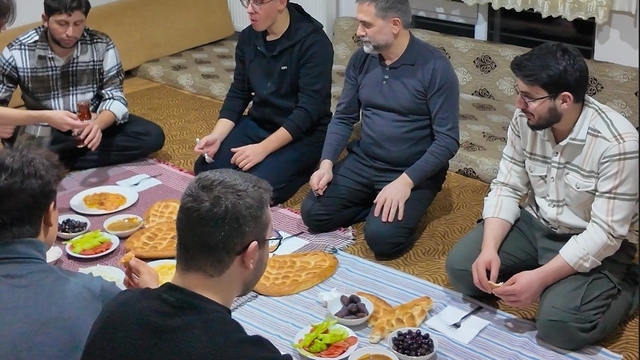 Sahur sofrasında öğrencileri yalnız bırakmadı