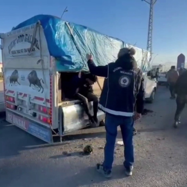 Üzeri hayvan dışkısıyla kapatılan kamyonetin gizli bölmesinden kaçak göçmen...