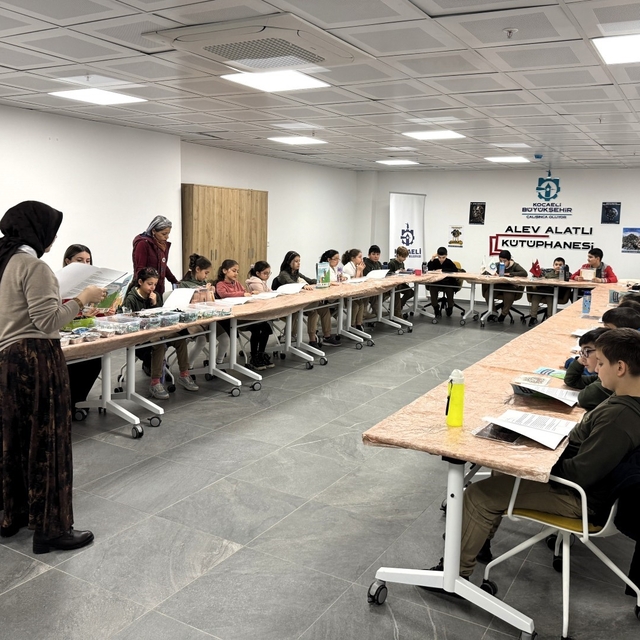 İlkokul öğrencileri elektronik atıklardan tablo yaptı