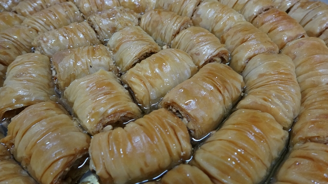 Karadeniz'in öne çıkan tatlıları arasında yerini alan Laz böreği ve gocaman gerdanı Ramazan'da daha çok ilgi görüyor
Laz böreğinin büyük ilgi görmesine rağmen hala bu lezzeti bilmeyenlerin olduğu belirtildi