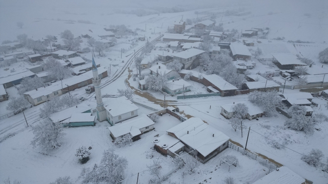 Tekirdağ'ın yüksek kesimlerinde kar yağışı etkili oluyor