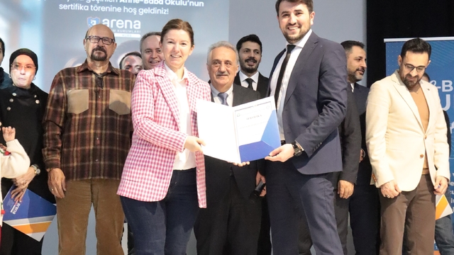 Arena Anne-Baba Okulu'nda sertifika heyecanı