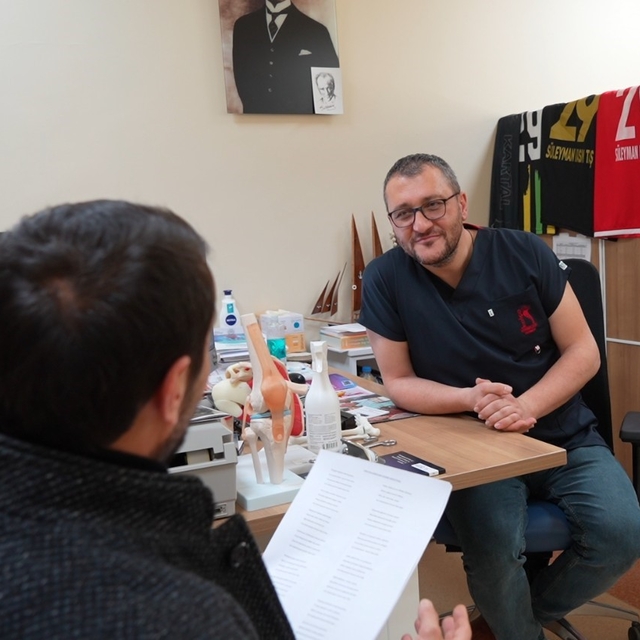 Hastaneden randevu alamayınca doktora taşlama şiir yazdı
Yoğunluk nedeniyle...