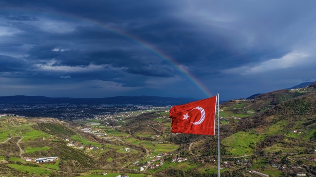 Gökkuşağı ve Türk bayrağı aynı karede buluştu