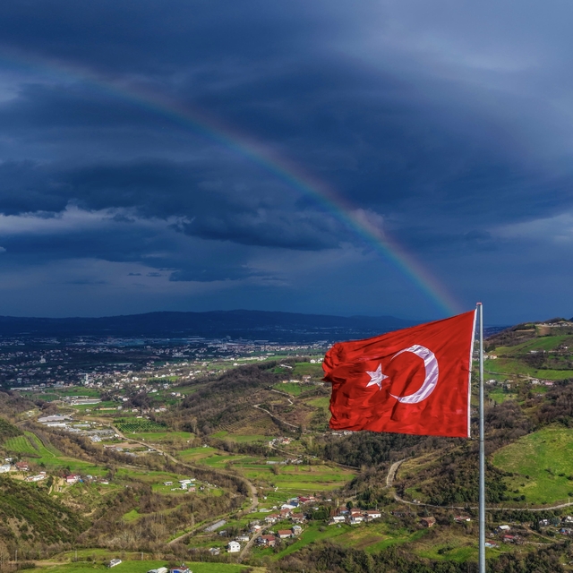 Gökkuşağı ve Türk bayrağı aynı karede buluştu