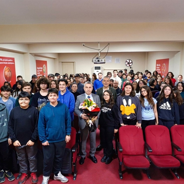 İncirliova Kaymakamı Abay, öğrencilerle Kariyer Günleri'nde buluştu