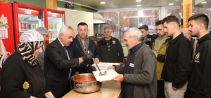 Oltu Belediyesi günlük 500 kişiye iftar yemeği veriyor