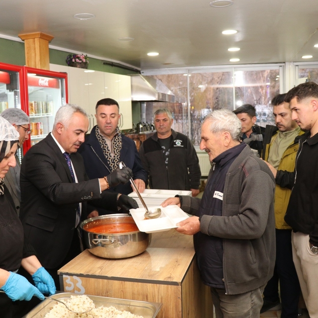 Oltu Belediyesi günlük 500 kişiye iftar yemeği veriyor