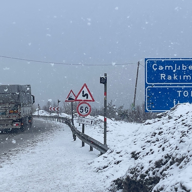 Tokat-Sivas kara yolunda kar yağışı etkili oluyor