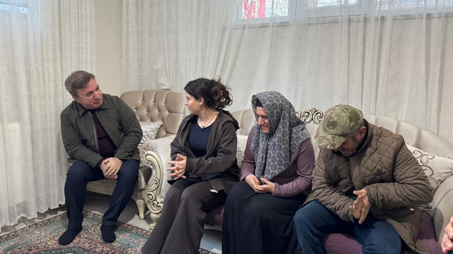 Kendi hayallerini erteledi, kardeşlerine hayat oldu
Erzincan'da hayatını kardeşlerine adayan Çilem'in sessiz kahramanlığı