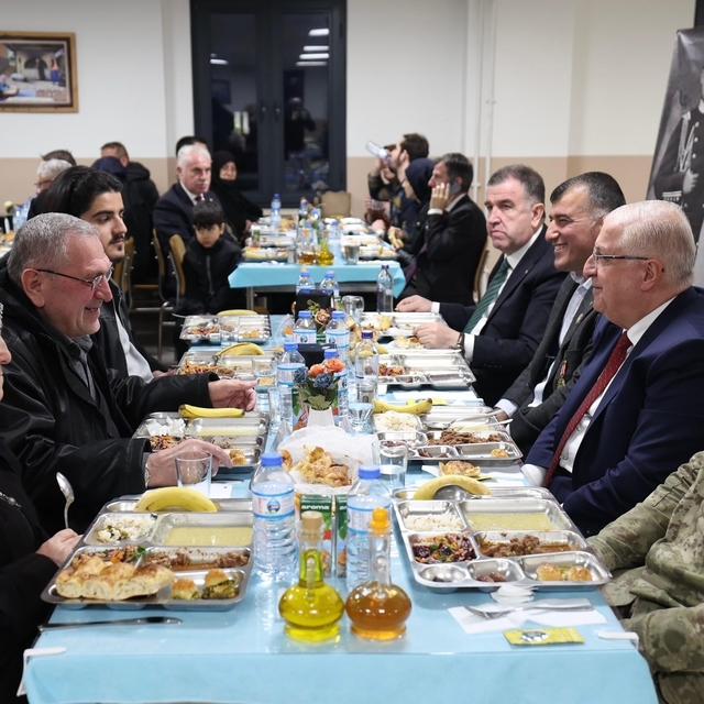 Bakan Güler Bayburt'ta şehit aileleri ve gazilerle iftarda buluştu