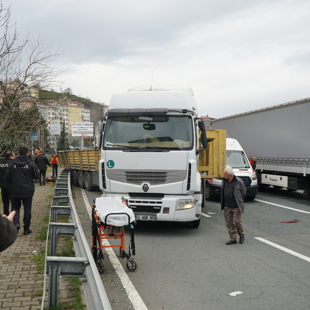 Karadeniz Sahil Yolu'nda 2 TIR'ın karıştığı kaza; 4 yaralı