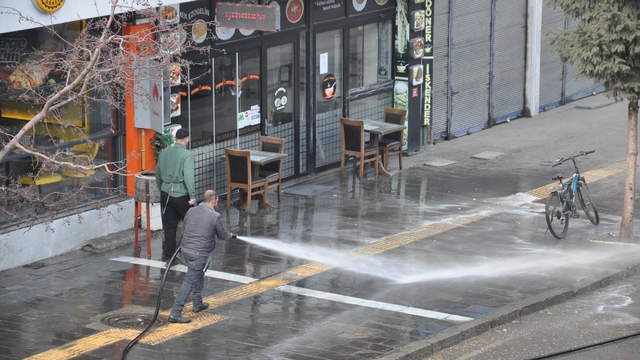 Kars'ta kaldırımlar tazyikli suyla yıkanıyor