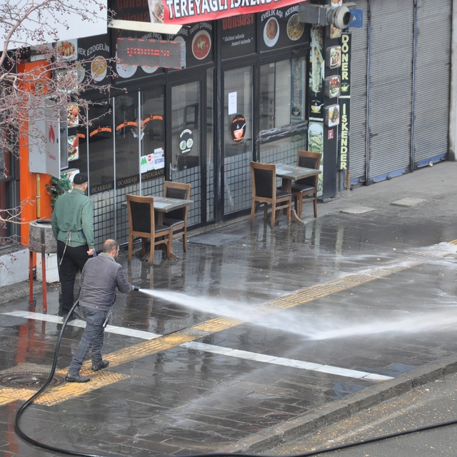 Kars'ta kaldırımlar tazyikli suyla yıkanıyor