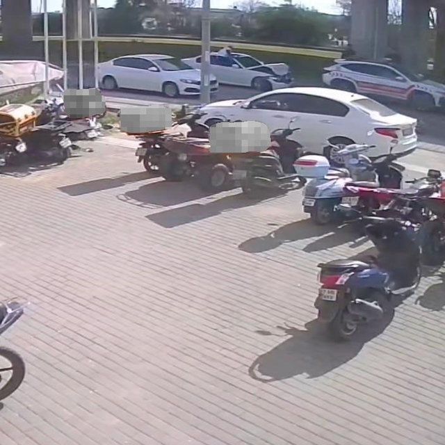 Yayalara yol veren otomobile motosikletle arkadan çarptı: 1 yaralı
Kaza anl...