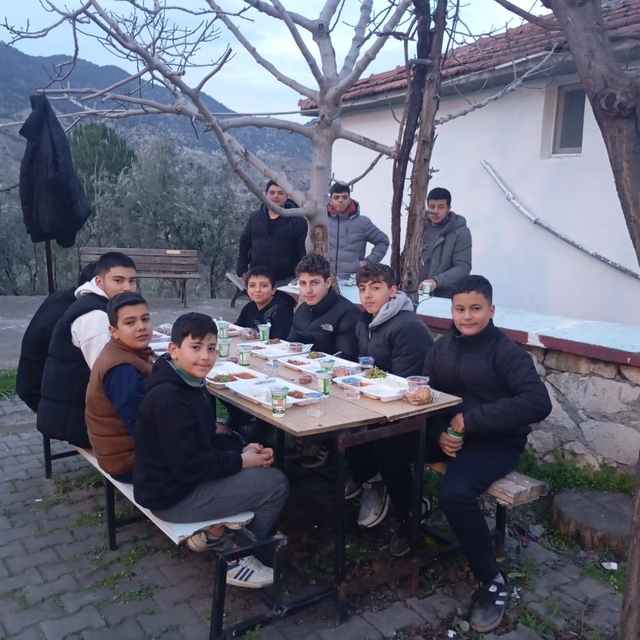 Sarıcakaya Müftüsü Altunbaş, Mayıslar Mahallesi'nde iftar sofrasına konuk o...