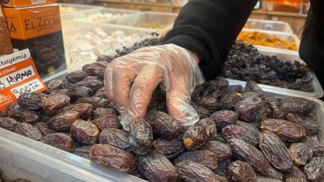 Diyarbakır'da Ramazan ayında 'hurma' tezgahlarına yoğun ilgi