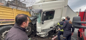 Rize'de arıza yaptığı için park halinde olan tıra başka bir tır çarptı: 1'i...